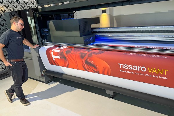 Tissaro Vant: Black-Back Fabric